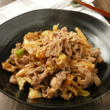 夕食つくりが時短できる!炒めるだけで簡単「下味冷凍の豚肉めんつゆ漬け」