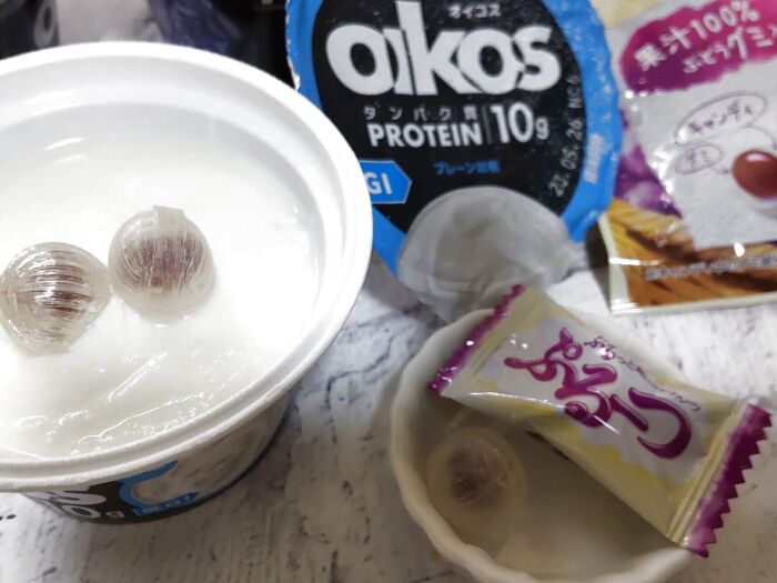 味覚糖の飴なのですが、葡萄味の飴で、中にグミが入っているお品を使用します