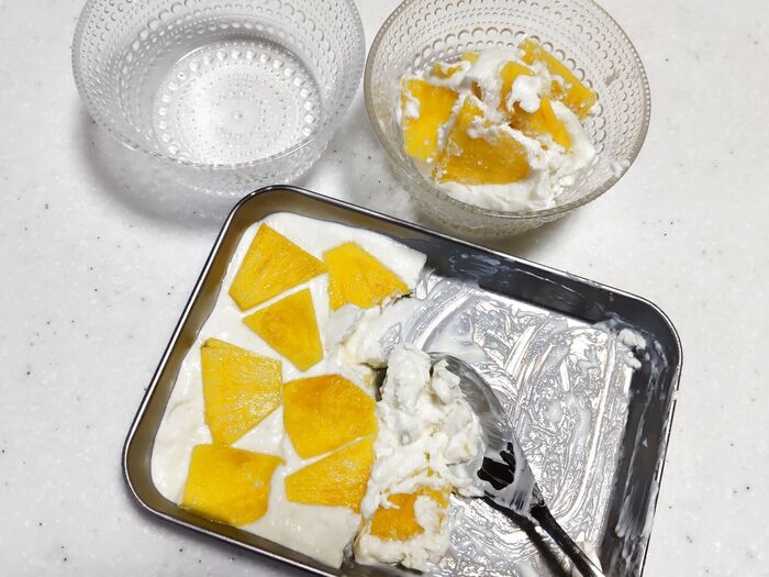 2~3時間ほどかけてほぼ凍らせた状態のものを、器に入れます