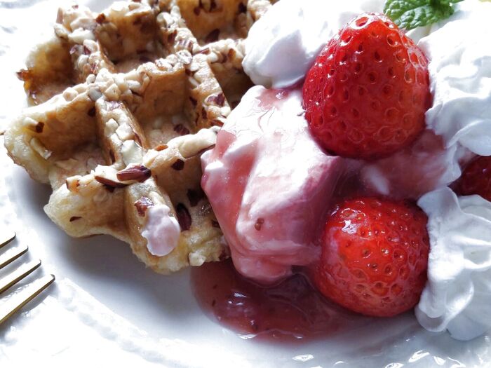 「オイコス」(ストロベリー)は苺コンポート(ジャム)が底に入っているので、簡単にデザートが完成しますよ!