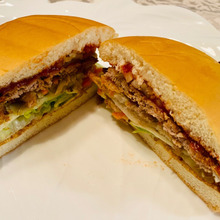 定番のハンバーガーとチキンマックナゲットを季節の野菜を添えてグンと高見えにアレンジ