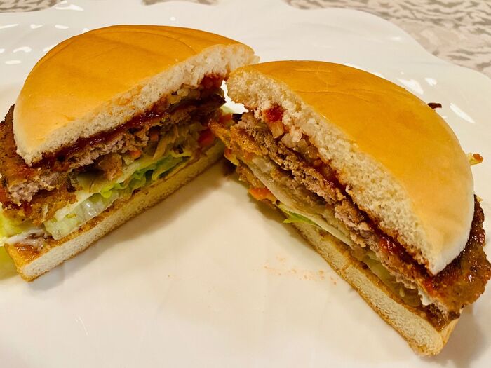 定番のハンバーガーとチキンマックナゲットを季節の野菜を添えてグンと高見えにアレンジ