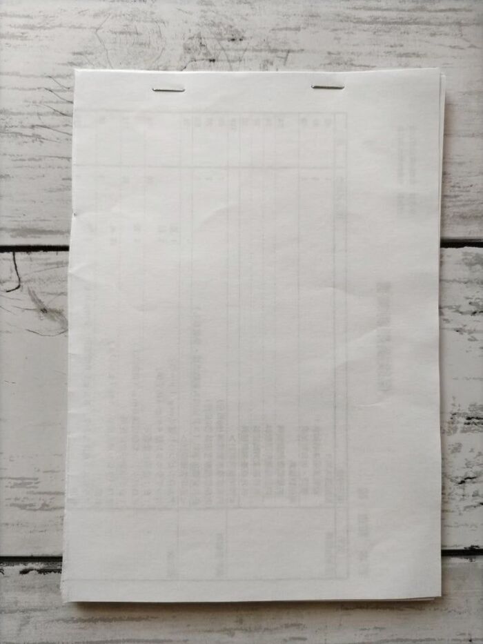 プリントを、半分にカットしてホッチキスで止めます。