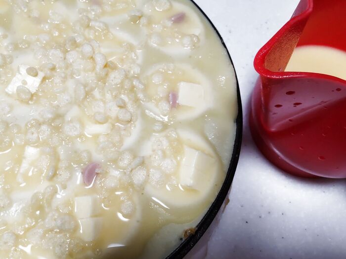 2回目は、天かすと魚肉ソーセージ&プロセスチーズの2種類を入れてたこ焼きを作ります。