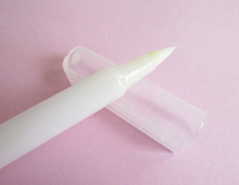 【キャンドゥ】謎の白い筆ペン！？かと思いきや、おぉっと驚く意外な使い方の便利グッズ。ほったらかしにしがちな不便を解消♪