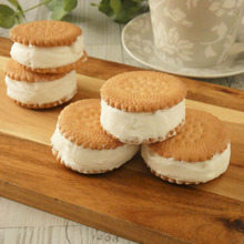 おやつにぴったり!「オイコスのビスケットサンドアイス」