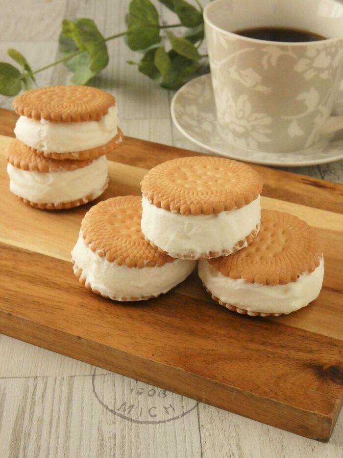 おやつにぴったり!「オイコスのビスケットサンドアイス」