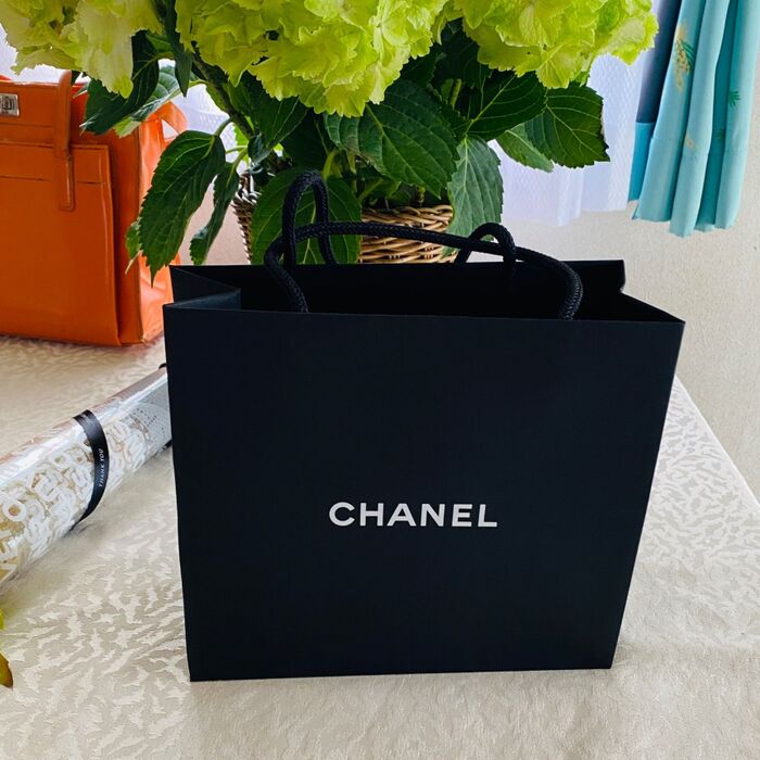 デザインも素敵!ケース付き♪大切な目を紫外線から守れるよ