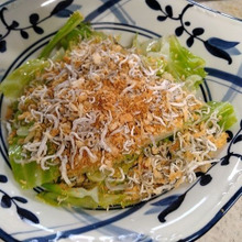 キャベツサラダにパン粉とチリメンジャコのふりかけ