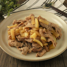 材料4つで味つけ簡単!「豚肉とたくあんのめんつゆ炒め」