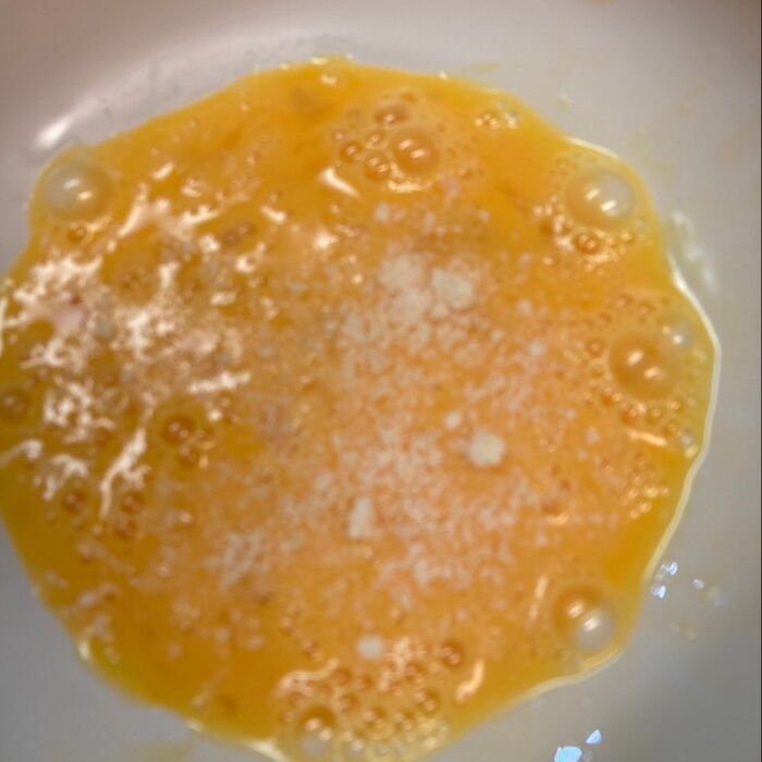 溶き卵にお好みで粉チーズを入れて良く混ぜます♪
