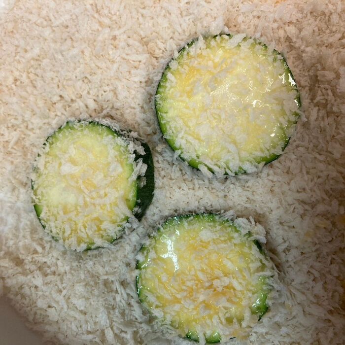 卵をくぐらせるだけですぐにパン粉を付けます♪