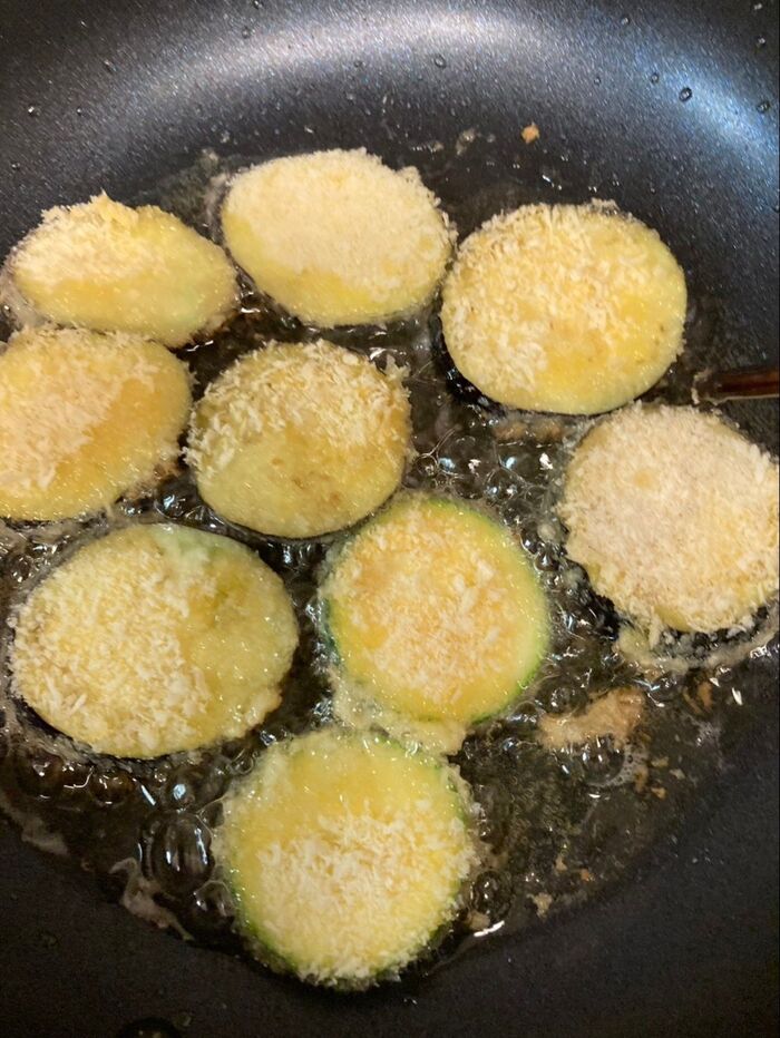 パン粉に焼き色が付いたら裏返して、両面綺麗に焼けたら完成です♪