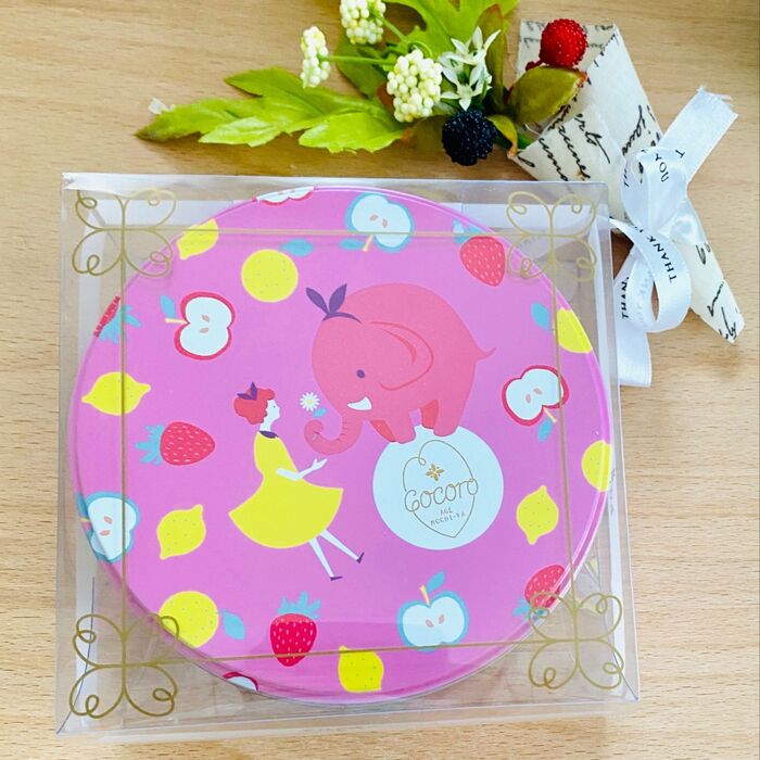 可愛い缶の中に世界のラッキーアイテムが入っているよ!