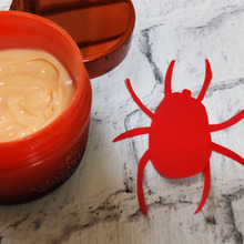 【5月の厄介な生物】コンクリートにいる、キモイ!赤い虫の正体にビックリ!愛用のクリームと繋がりが!