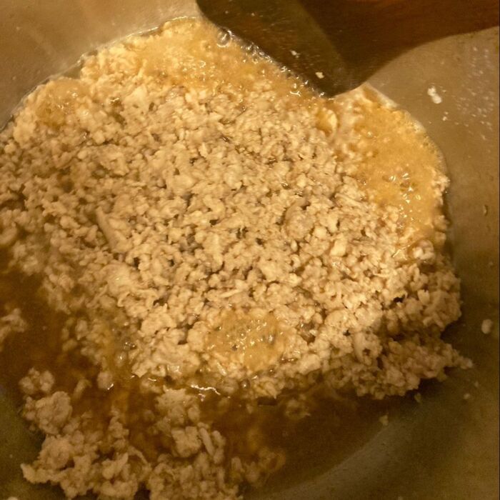 2.醤油、砂糖、を加えて少し甘辛い感じのそぼろを作ります
