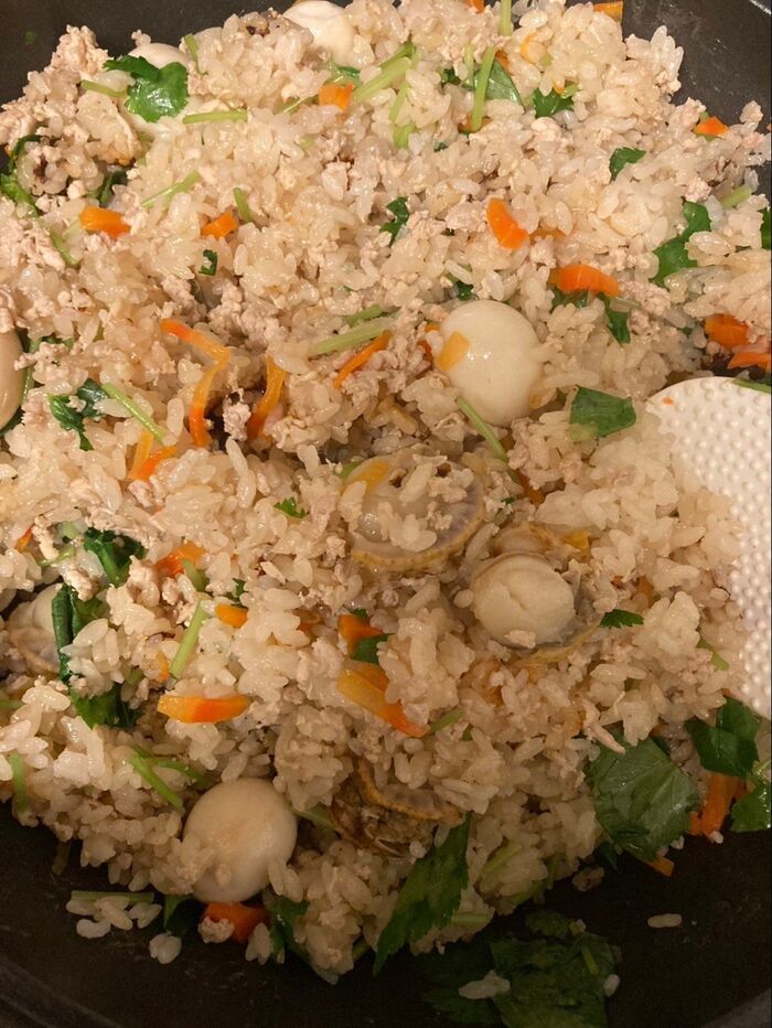 7.刻んだ三つ葉を乗せて全体をさっくり混ぜ合わせたら完成です♪