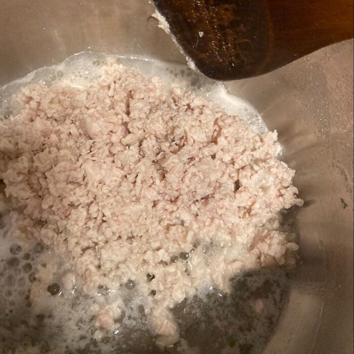 1.鶏ひき肉は酒をたっぷりかけて酒蒸ししながらふっくらほぐします