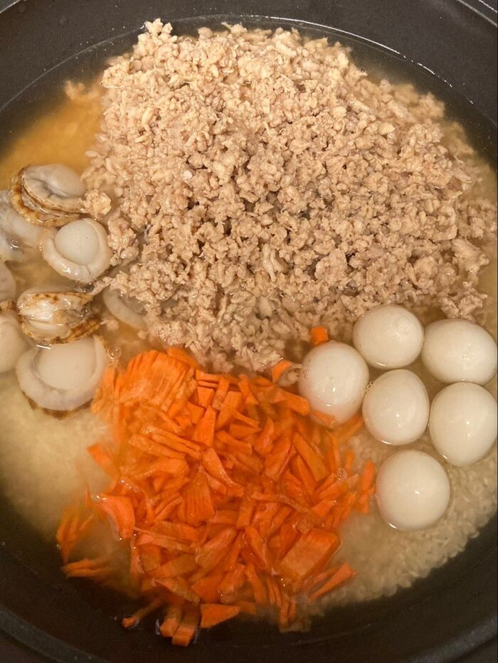 5.刻んだ人参、ウズラ卵、ボイルホタテ、鶏のそぼろを乗せて蓋をして炊きます