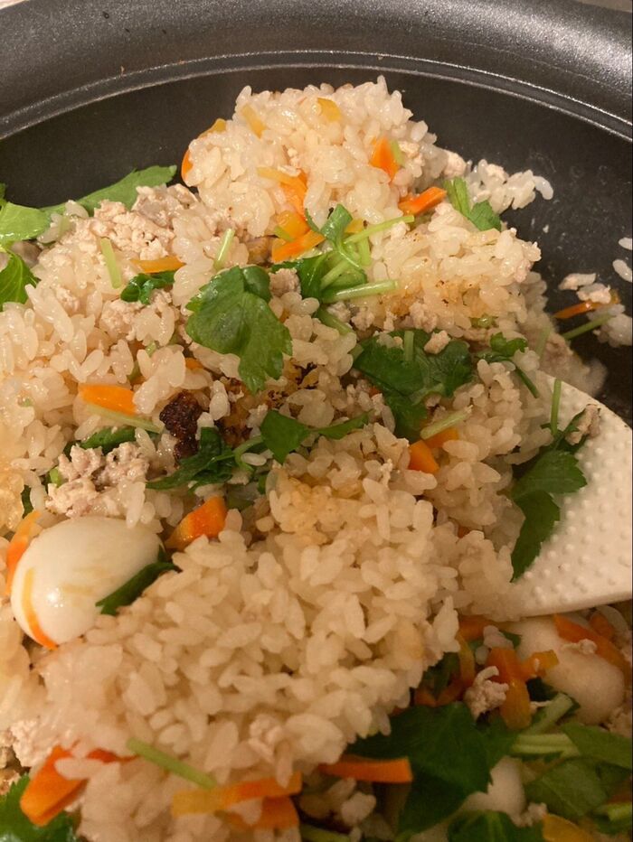 土鍋で鶏釜めし!後は味噌汁と漬物でおしまい♪