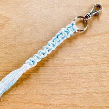 涼しげなマクラメキーホルダー