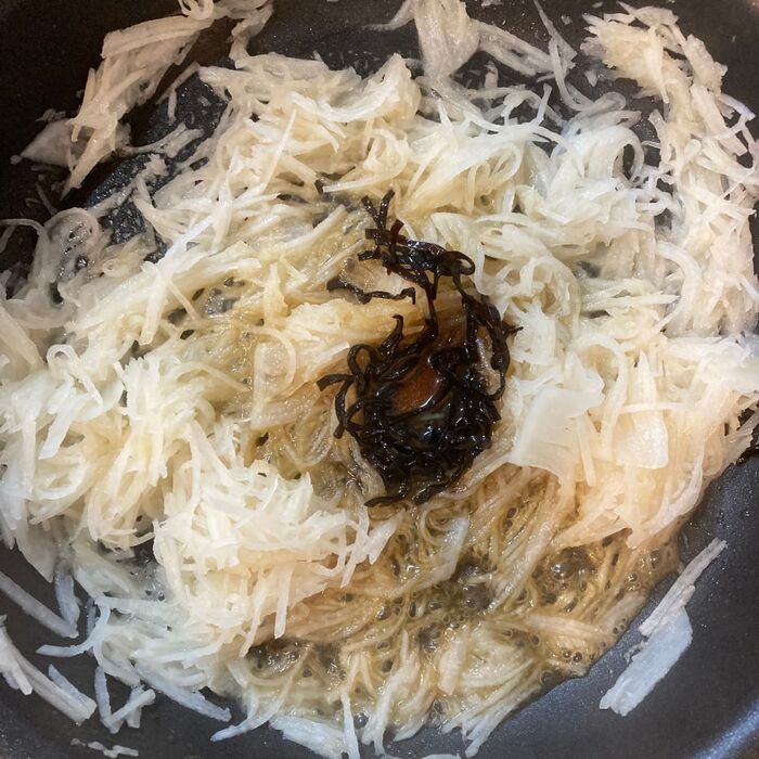 ③調味料と合わせ汁気が少なくなるまで炒めます。