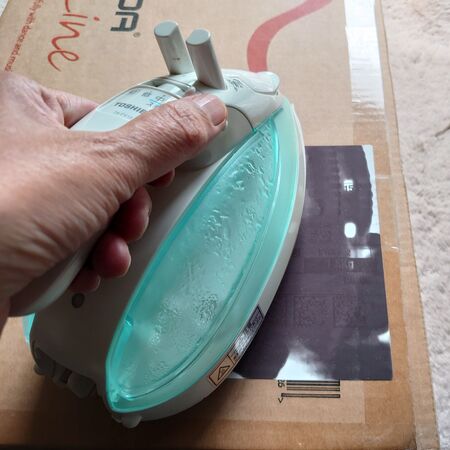 アイロンを軽く乗せると 浮かせた状態でOK