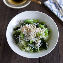 火を通してもシャキシャキ♪レタスとわかめのしらすサラダ