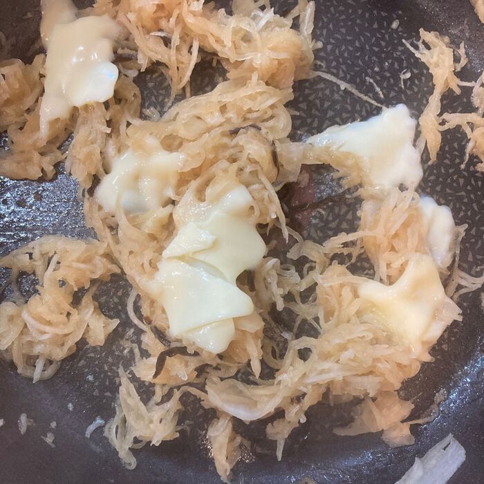 ④スライスチーズをちぎって入れます。