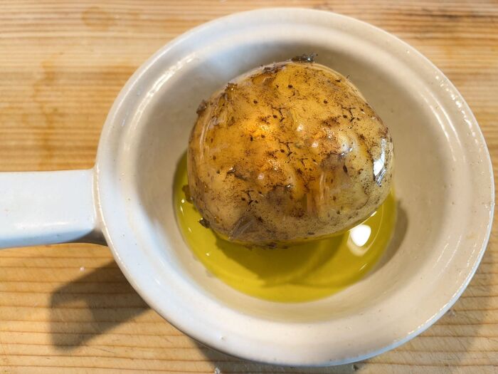 じゃがいもにオリーブオイルをかけ、まずは10分焼きます