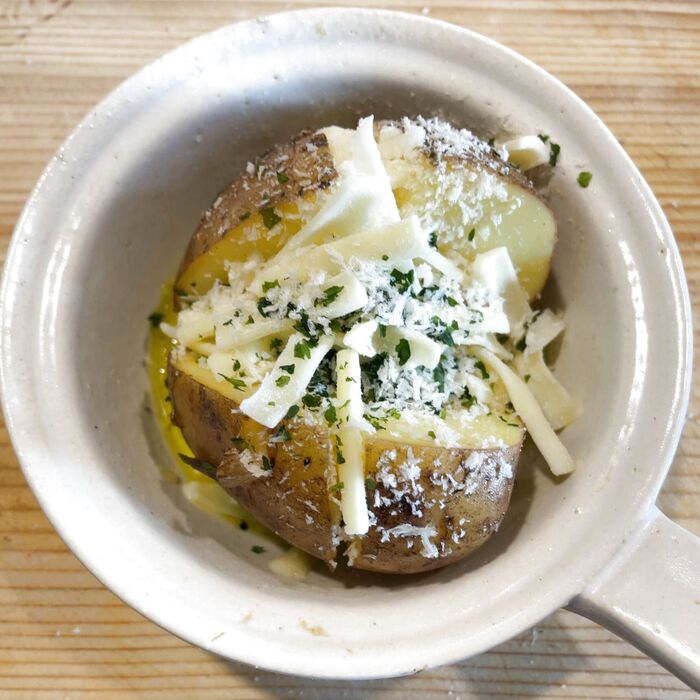 パン粉、青のり粉、シュレッドチーズ、塩こしょうをかけます