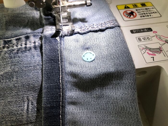 ミシンでズボンの縫い目から5mm程の所を1周ぐるりと縫います