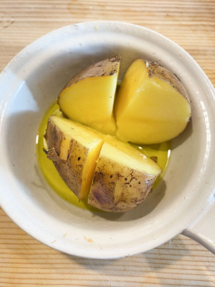 じゃがいもを切ります