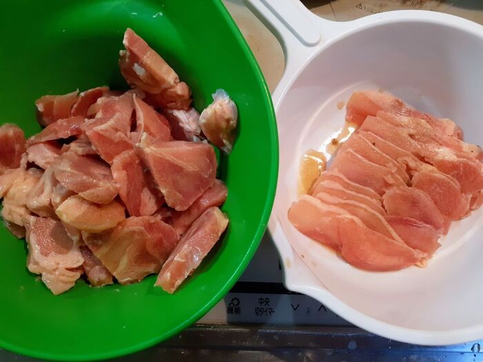 ①鶏もも肉を切り、材料★を加えて10~15分程放置し解凍する。