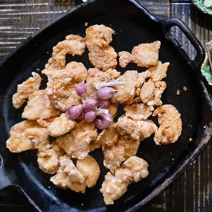 ⑧お肉がカリっと揚がったら、油をきり、熱々に熱しておいた鉄フライパンに盛り付ける。