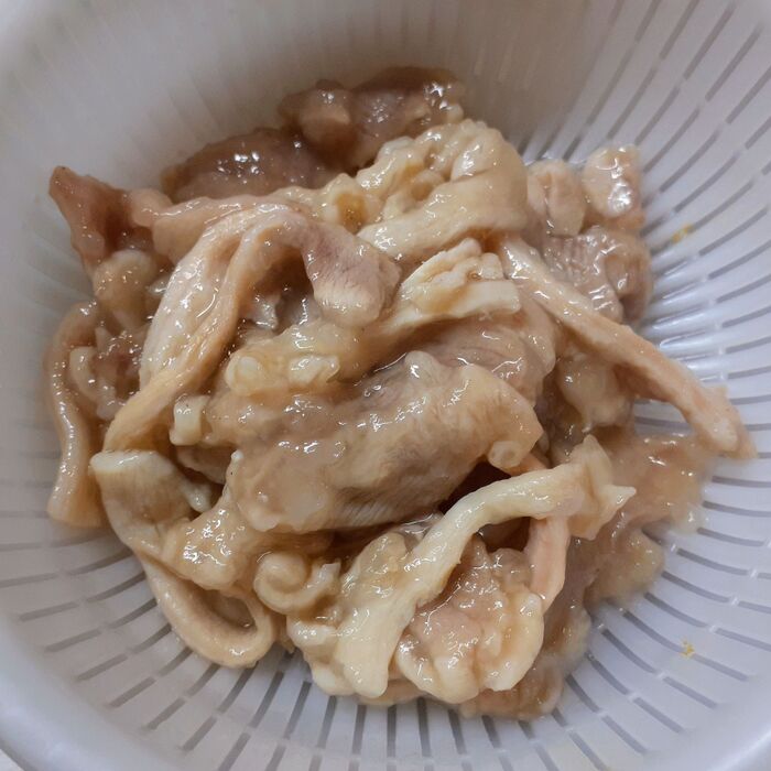 ④冷製用ユーリンチー用のお肉に片栗粉をまぶし茹でる→ザルにあげ冷ましておく。