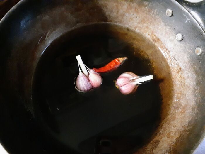 ⑤油(ゴマ油+サラダ油)に材料▲を入れて熱する。