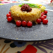 「マルチグリドルパン」をまんま食卓へ。「黒豚めし」ゆすらうめで盛り上げる