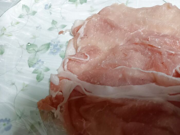 ラップに豚肉を広げて並べます♪