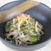 調味料と具材の二役♪戻さず使えるきざみ昆布の酸味を活かした春雨サラダ