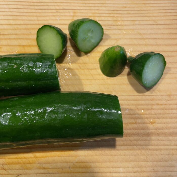きゅうりを切ります