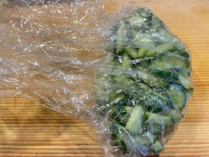 きゅうりを塩でもみます