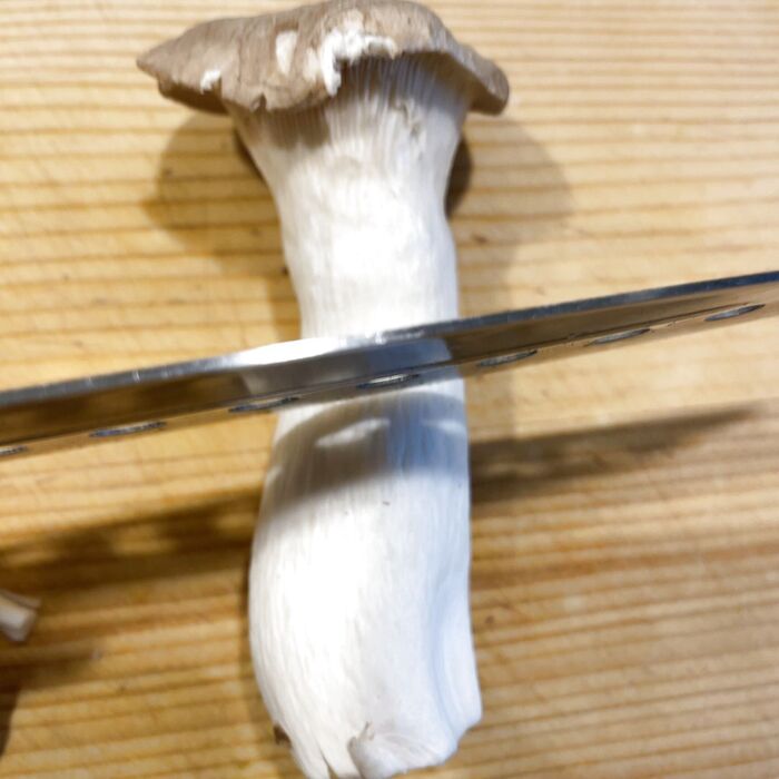 エリンギを切ります