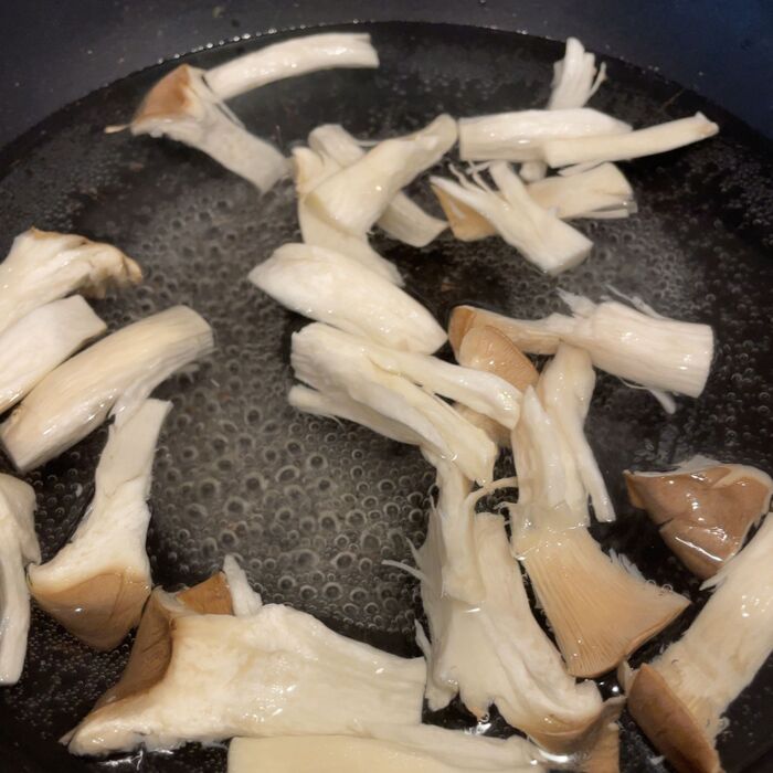 エリンギを茹でます