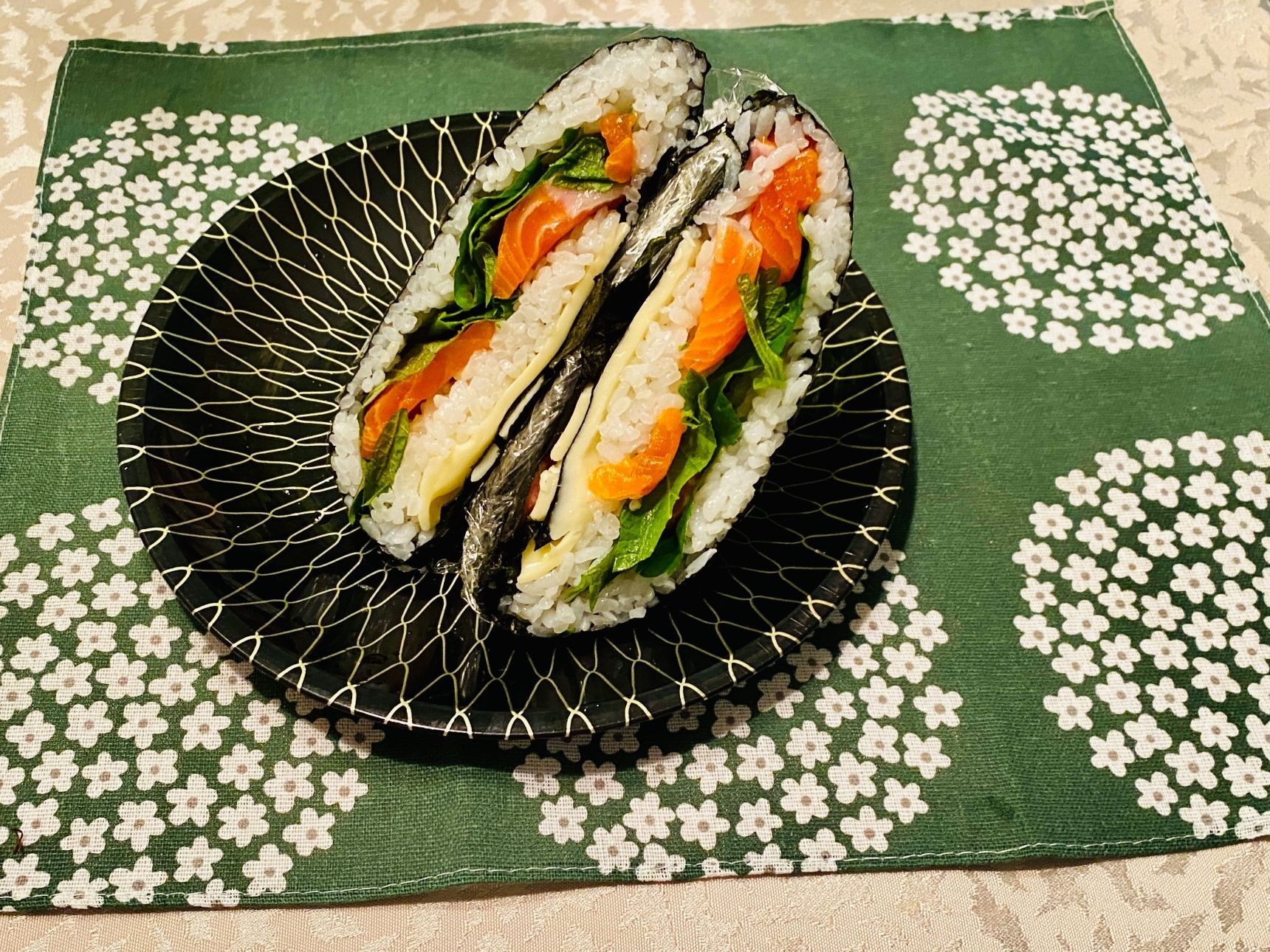 大葉、サーモンチーズでおにぎらず