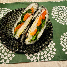 大葉、サーモンチーズでおにぎらず