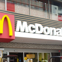 おさるのジョージ☆ハッピーセット。マクドナルド"初の取り組み"って?