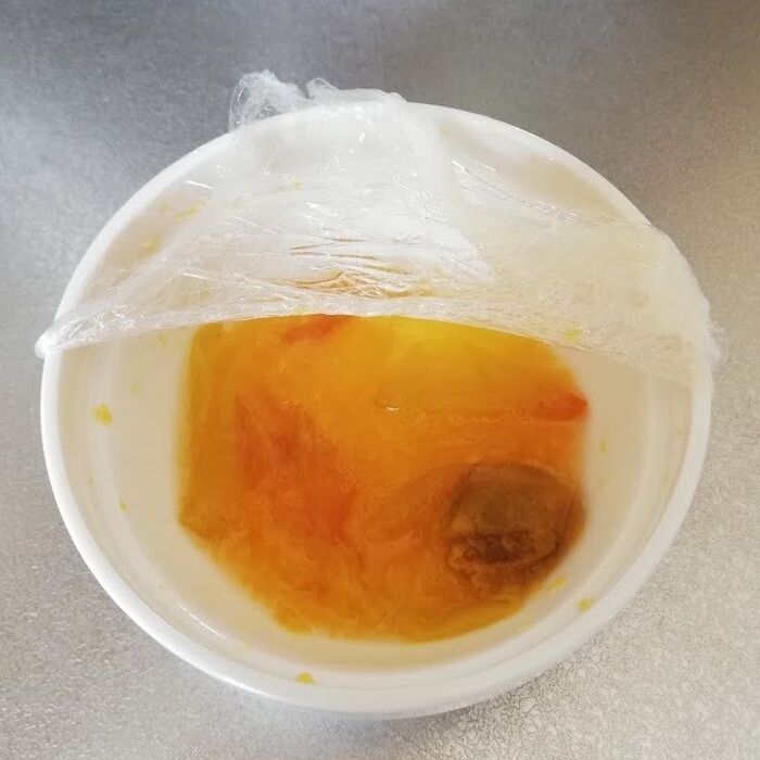 ラップをずらして粗熱をとります