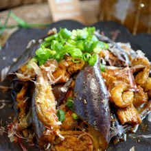 これなら少しの油でジューシー♪ナスと油揚げのカレー風味の焼肉たれ炒め