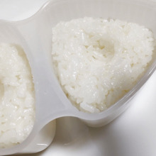 【セリア】簡単、清潔!おにぎりを作るのが楽しくなっちゃう♡具を入れる穴も作れちゃうの?!